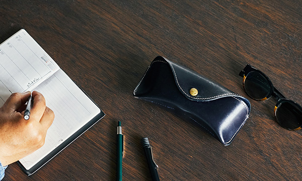 An ideal glasses case that fulfilled the wishes of a designer living between Okinawa and Tokyo.
